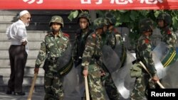 Trung Quốc tiến hành đợt trấn áp an ninh qui mô lớn trên khắp vùng Tân Cương sau vụ rối loạn hồi tháng 7 năm 2009