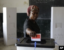 Une votante au bureau de Paynesville, à Monrovia (8 novembre 2011)