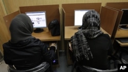 Iranian women use computers at an Internet cafe in central Tehran. Many Iranian users are reporting Gmail and other Google products have been blocked.