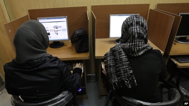 FILE - Iranian women use computers at an internet cafe in Tehran, Iran, Feb. 13, 2012. Many Iranian users are reporting that internet access is blocked.