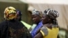 Para wanita Nigeria berkumpul di sebuah kamp untuk Orang-Orang Terlantar di kamp di Yola, Nigeria, 3 Mei 2015. (Foto: Reuters)