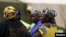 Para wanita Nigeria berkumpul di sebuah kamp untuk Orang-Orang Terlantar di kamp di Yola, Nigeria, 3 Mei 2015. (Foto: Reuters)