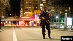 Police blocked off an area in central Oslo and arrested a man after the discovery of "bomblike device," in Oslo, Norway, April 8, 2017. 