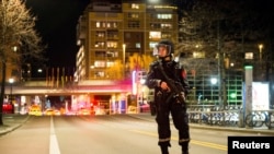 Polisi memblokade daerah di pusat kota Oslo dan menangkap seorang pria setelah penemuan perangkat mirip bom, di Oslo, Norwegia, 8 April 2017.