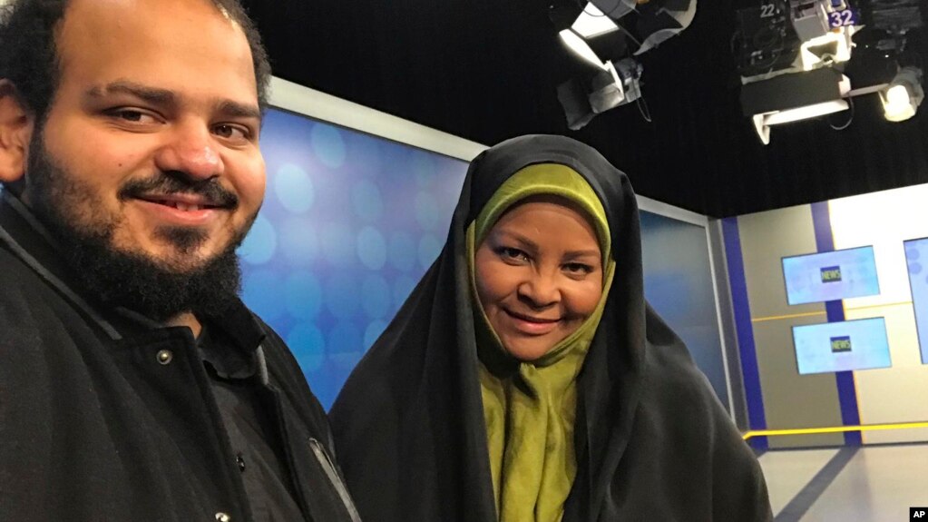 Wartawati Marzieh Hashemi (kanan) bersama putranya (foto: dok).