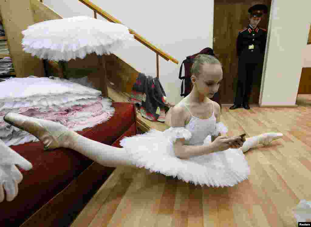 Seorang siswa sekolah koreografi Krasnoyarsk bersiap-siap di belakang panggung sebelum gladi resik yang menampilkan lulusan sekolah tersebut di Teater Opera dan Ballet Negara di kota Siberia Rusia, Krasnoyarsk, 12 Mei 2015.