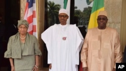 Ellen Johnson Sirleaf du Liberia, Muhammadu Buhari du Nigeria et Macky Sall du Sénégal,Abuja, Nigeria, le 9 janvier 2017.