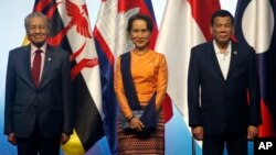 ဒေါ်အောင်ဆန်းစုကြည်နှင့် မလေးရှားဝန်ကြီးချုပ် မဟာသီယာတို့အား ဖိလစ်ပိုင်သမ္မတနှင့်အတူ အာဆီယံ ထိပ်သီစည်းဝေးပွဲတွင် တွေ့ရစဉ်။