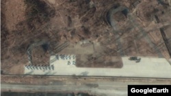 원산 갈마 국제공항을 찍은 2017년 2월15일자 위성사진. 터미널에서 남서쪽 약 1.6km 지점에 MIG-19, MIG-21로 보이는 전투기 20대가 계류돼 있다. (사진제공=구글어스/디지털글로브)