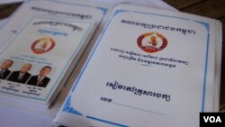 The "CPP family book" (right) registers party members in a family, while the "CPP group book" (left) assigns members to groups who will monitor each other's party spirit, Wednesday, November 8, 2017. (Sun Narin/VOA Khmer)​