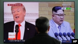 지난 27일 한국 서울역에 설치된 TV 뉴스 화면에 도널드 트럼프 미국 대통령과 김정은 북한 국무위원장의 사진이 나란히 나오고 있다.