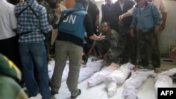 بیمارستانی در مرکز سوریه پیش از دفن جان باختگان کشتار حوله 