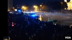 Milli Məclisin qarşısındakı aksiyanı polis dağıdır 