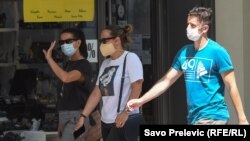 ARHIVA - Ljudi nose maske na ulici u Podgorici, 22. jula 2020. (Foto: RFE/RL/Savo Prelević)