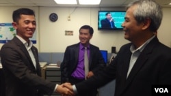 Nhem Boraden, author of “The Khmer Rouge: Ideology, Militarism and the Revolution that Consumed a Generation” and currently a student at the US Army Command and General Staff College at Fort Leavenworth, Kansas meets Mr. Youk Chhang, director of Documentation Center of Cambodia at VOA Khmer office in Washington, October 16, 2014. (VOA Khmer)