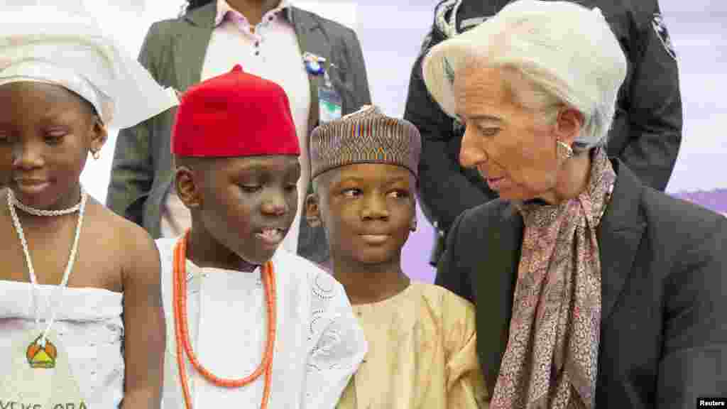 Shugabar Hukumar Asusun Bada Lamuni Na Duniya Christine Lagarde Na Magana Da Wasu Daga Cikin Marayun Da Ke Gidan Marayun Mother Theresa A Gwarimpa Abuja Babban Birnin Najeriya, Janairu 6, 2016. &nbsp;