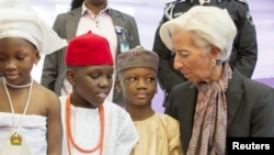 Christine Lagarde, Directeur Général ( R ) du Fonds monétaire international ( FMI) , parlant avec certains des enfants orphelins de la Mère Theresa orphelinat Gwarimpa , au Nigeria , le 6 Janvier , 2016 Document photo par le FMI . REUTERS / Stephen Jaffe / du FMI ...