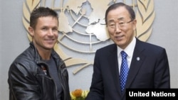 Penerjun bebas Austria Felix Baumgartner (kiri) dan Sekjen PBB Ban Ki-moon dalam pertemuan di markas besar PBB di New York. (Foto: The United Nations)