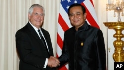 U.S. Secretary of State Rex Tillerson, left, shakes hands with Thailand's Prime Minister Prayut Chan-o-cha during a meeting at the Government House in Bangkok, Thailand, Aug. 8, 2017. Tillerson is on an official visit to Thailand aimed at strengthening bilateral relations and enhancing the cooperation in the trade, investment and security.