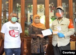 Gubernur Jawa Timur Khofifah Indar parawansa menerima tanda Bukti Pendaftaran Pemilih, Pemilihan Walikota dan Wakil Walikota Surabaya Tahun 2020, disertai Ketua KPU RI Arief Budiman (Foto: Humas Pemprov Jawa Timur).