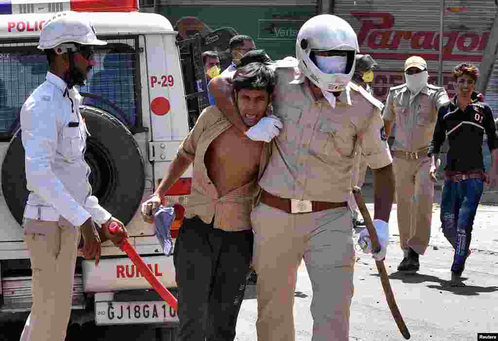 بھارت کی ریاست سورت گڑھ میں مہاجر مزدوروں نے گھر واپسی کے لیے احتجاجی مظاہرہ کیا۔ صورتِ حال خراب ہونے پر پولیس نے مظاہرین پر تشدد کیا اور کئی افراد کو حراست میں بھی لیا گیا۔ &nbsp;