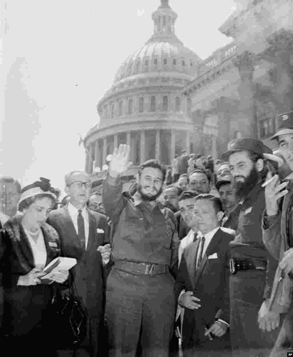 1959年4月17日，32岁的卡斯特罗在华盛顿访问美国参议院外交委员会，在国会大厦前留影