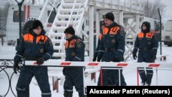 Des spécialistes du ministère russe des urgences participent à une opération de sauvetage suite à un incendie dans la mine de charbon de Listvyazhnaya dans la région de Kemerovo, en Russie, le 25 novembre 2021. 