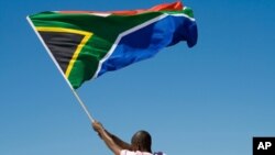 Un homme tient un drapeau sud-africain le 22 juin 2012. 