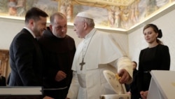 El papa Francisco, conversa con el presidente de Ucrania, Volodymyr Zelenski, durante una audiencia privada en el Vaticano. A la izquierda, la primera dama de Ucrania, Olena Zelenska. Febrero 8 de 2020. Gregorio Borgia/Pool vía Reuters.