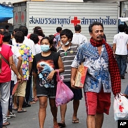 Protesters Receive Food and Hygiene Kits from Red Cross, Bangkok, 17 May 2010