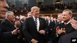 Le président Donald Trump et le président de la Cour Suprême John Roberts, à Washington, le 28 février 2017. 