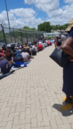 People trying to cross the South Africa/Zimbabwe border ... (Photo: International Cross Border Traders Association)