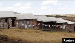 Josephine Wanjiru, 19, menggendong anaknya di luar kelas di sekolah menengah Serene Haven, menampung gadis-gadis hamil dan ibu remaja dengan bayinya di Nyeri, Kenya, 20 Januari 2021. (Foto: REUTERS/Monicah Mwangi)