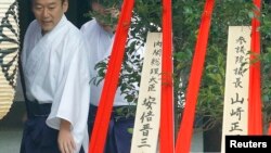 일본 도쿄 야스쿠니 신사에 21일 아베 신조 총리가 보낸 공물(가운데)이 놓여있다. 나무 푯말에 '내각총리대신 아베 신조'라고 적혀있다.