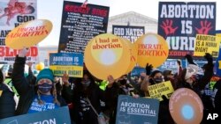 Demonstranti za i protiv prava na abortus ispred Vrhovnog suda u Washingtonu (Foto. AP/Jose Luis Magana) 