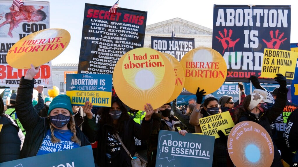 资料照片：支持和反对堕胎权利的人士在华盛顿的美国最高法院外抗议。(2021年12月1日)(photo:VOA)