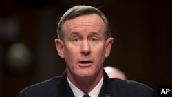 Adm. William McRaven, kòmandan, Kòmandan nan Kòmandman Operasyon Epesyal lame amerikèn. Li te dirije operasyon ki te debouche sou lanmò Ozama bin Laden nan.