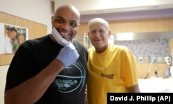 Craig Sager poses with former NBA player Charles Barkley. Sager was being treated for cancer in Houston, Texas and died on Thursday.