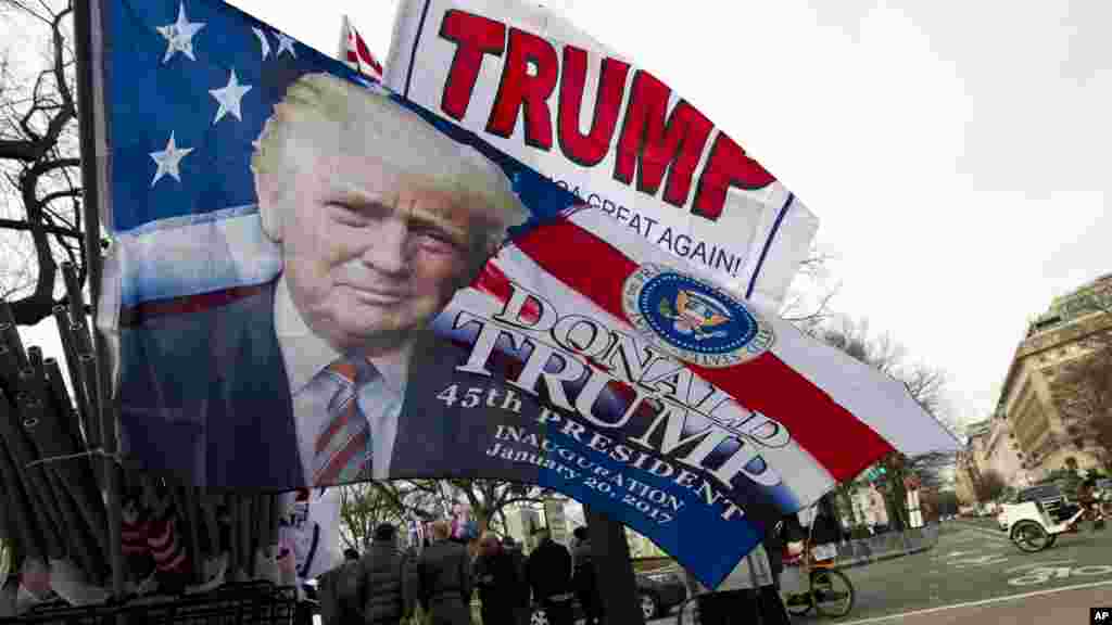 Des drapeaux avec l&#39;image du président élu Donald Trump en vente avant l&#39;investiture, sur l&#39;avenue Pennsylvania, à Washington, 19 décembre 2017.