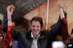 El candidato presidencial brasileño del Partido de los Trabajadores, Fernando Haddad, celebra los resultados electorales en Sao Paulo, Brasil, el domingo, 7 de octubre de 2018.