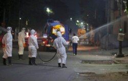 အိန္ဒိယနိုင်ငံ Hyderabad မြို့မှာ ပိုးသတ်ဆေးဖြန်းနေတဲ့ ဝန်ထမ်းတချို့ (ဧပြီ ၁၄၊ ၂၀၂၀)