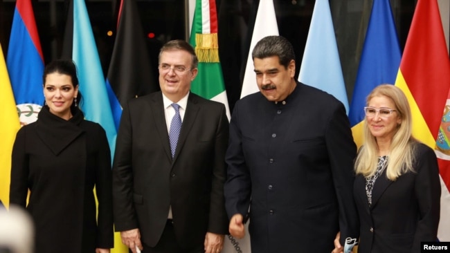 El ministro de Relaciones Exteriores de México, Marcelo Ebrard, posa para una foto con el presidente venezolano Nicolás Maduro, flanqueado por la asambleísta y primera dama Cilia Flores y su esposa Rosalinda Bueso, en el aeropuerto internacional Benito Juárez, el 17 de septiembre de 2021.