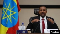 Le Premier ministre éthiopien Abiy Ahmed s'exprime lors d'une séance de questions-réponses avec les législateurs à Addis-Abeba, en Éthiopie, le 30 novembre 2020.