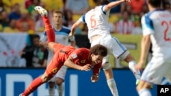 Một pha tranh bóng trong trận tranh tài World Cup giữa đội Bỉ và Nga 