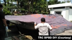 Relawan TRC BPBD DIY mendirikan tenda tambahan di area RSUP dr Sardjito, Rabu (30/6). (Foto: Courtesy/TRC BPBD DIY)