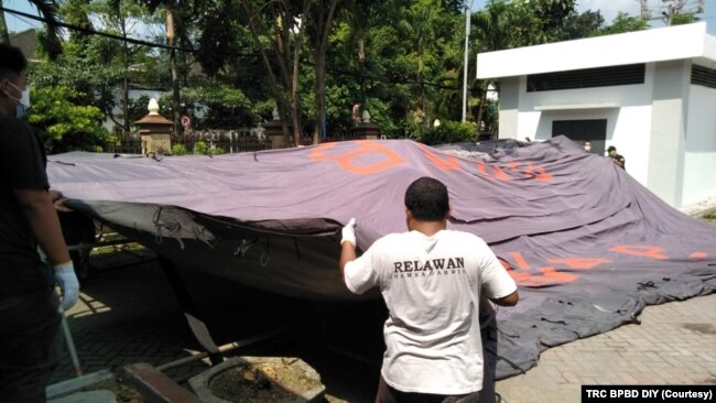 Relawan TRC BPBD DIY mendirikan tenda tambahan di area RSUP dr Sardjito, Rabu (30/6). (Foto: Courtesy/TRC BPBD DIY)