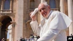 El Vaticano borró unas líneas de la carta firmada por Benedicto XVI, donde supuestamente elogiaba un nuevo volumen de libros sobre teología del papa Francismo.
