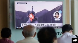 People watch a TV news program showing a file footage of North Korea's ballistic missile that the North claimed to have launched from underwater, at Seoul Railway station in Seoul, South Korea, Aug. 24, 2016. 
