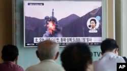 People watch a TV news program showing a file footage of North Korea's ballistic missile that the North claimed to have launched from underwater, at Seoul Railway station in Seoul, South Korea, Aug. 24, 2016. 