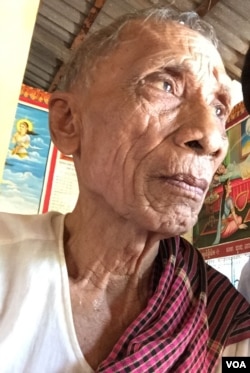 Speaking with VOA Khmer at a temple in his hometown, in Kamrieng district, Battambang province, Ta An, 83, said he is not concerned with proceedings from the tribunal court, on August 14, 2015. (Photo: Sok Khemara/VOA Khmer)